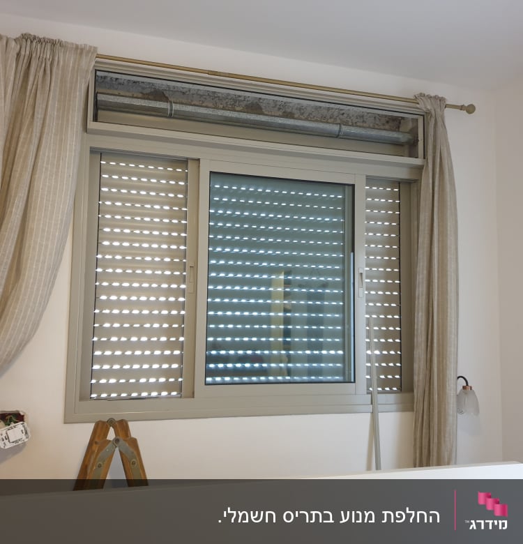 תריסים סגורים עם חריצים לאור על חלון